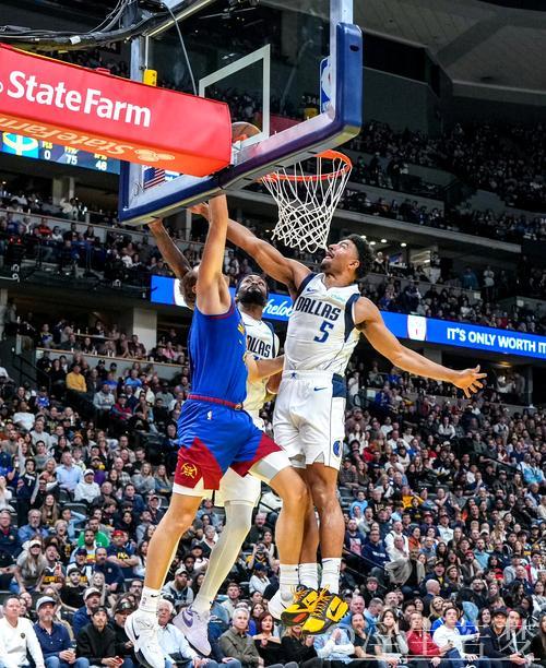 5秒狂飙5分!华盛顿空接暴扣后抢断助攻克莱命中三分 5秒狂飙5分!华盛顿空接暴扣后抢断助攻克莱命中三分