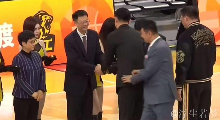 王博戒指落地,楼明更衣室领奖,球迷吐槽过于形式化 王博戒指落地,楼明更衣室领奖,球迷吐槽过于形式化